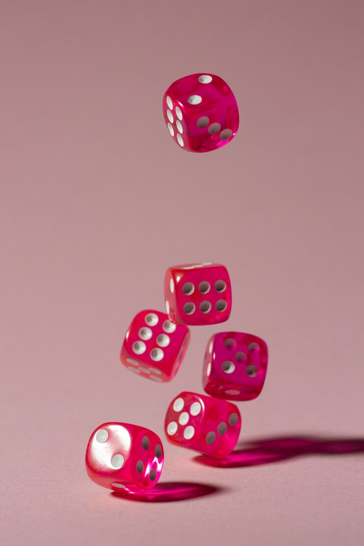 Foto grátis dados rosa caindo sobre fundo rosa