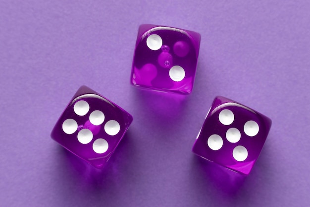 Dados roxos em fundo roxo