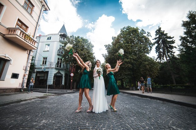 Damas de honra com noiva na rua