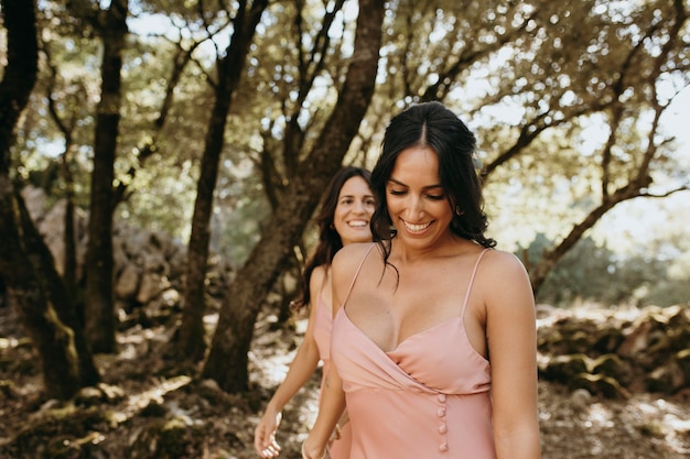 Damas de honra com vestidos bonitos ao ar livre