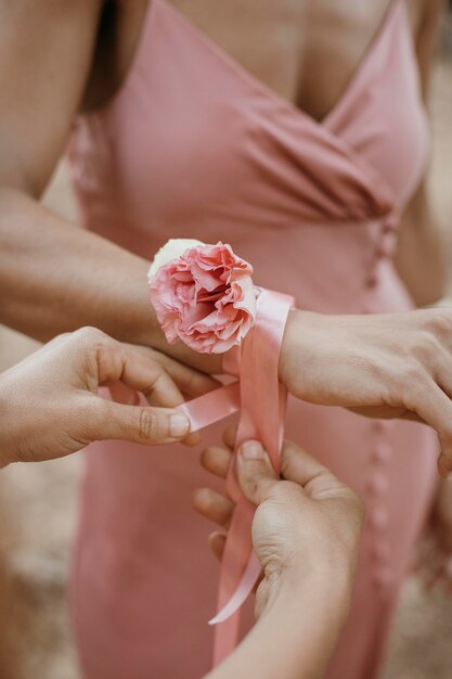 Damas de honra em vestidos bonitos celebrando o casamento ao ar livre