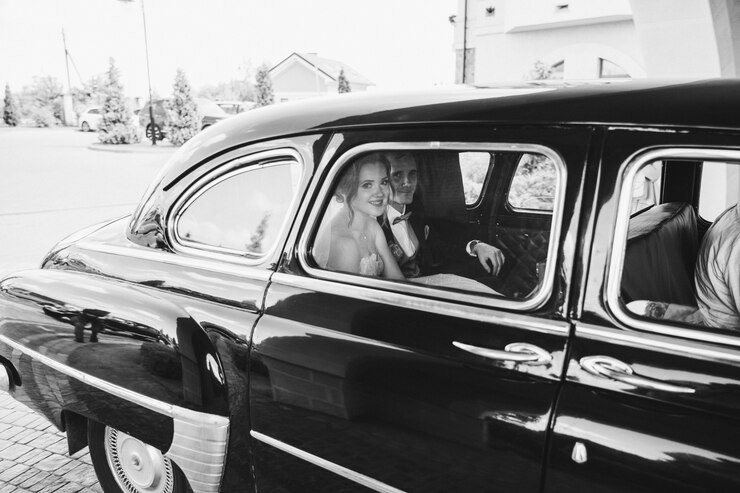 Foto grátis damas de honra felizes andando em um carro