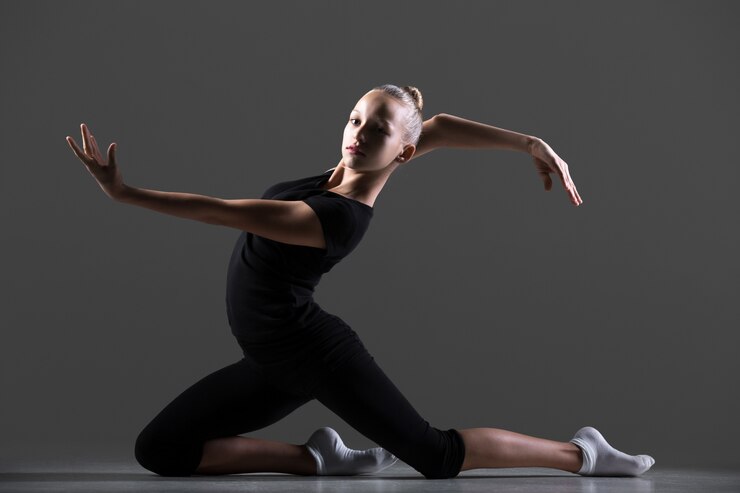Foto grátis dança da menina no chão