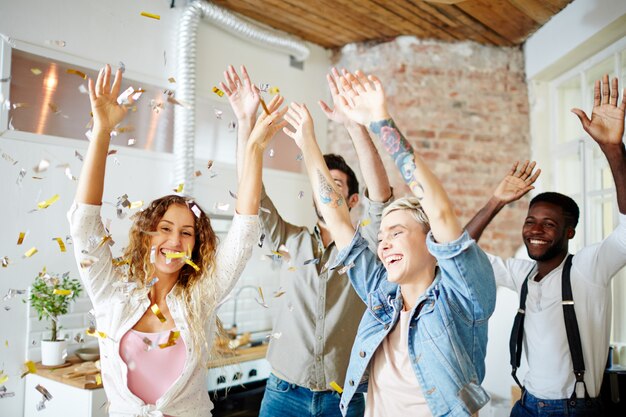 Dança feliz com amigos