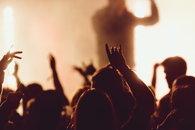 Foto grátis dançando em um show enquanto a cantora se apresenta cercada de luzes