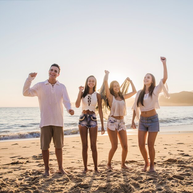 Dançando na festa na praia