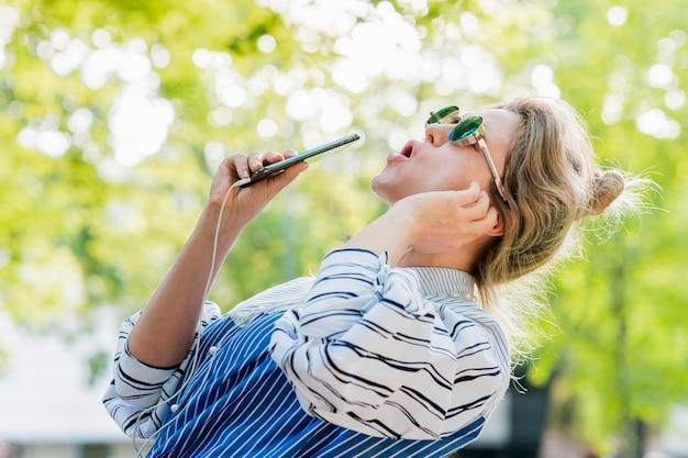 Dançando no parque e cantando