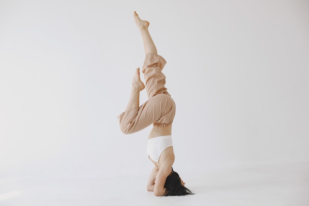 Dançarina de balé de estilo contemporâneo feminino. Mulher em um estúdio de dança.