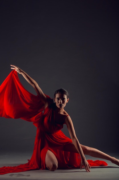 Dançarina de balé ou bailarina clássica dançando isolada em fundo escuro