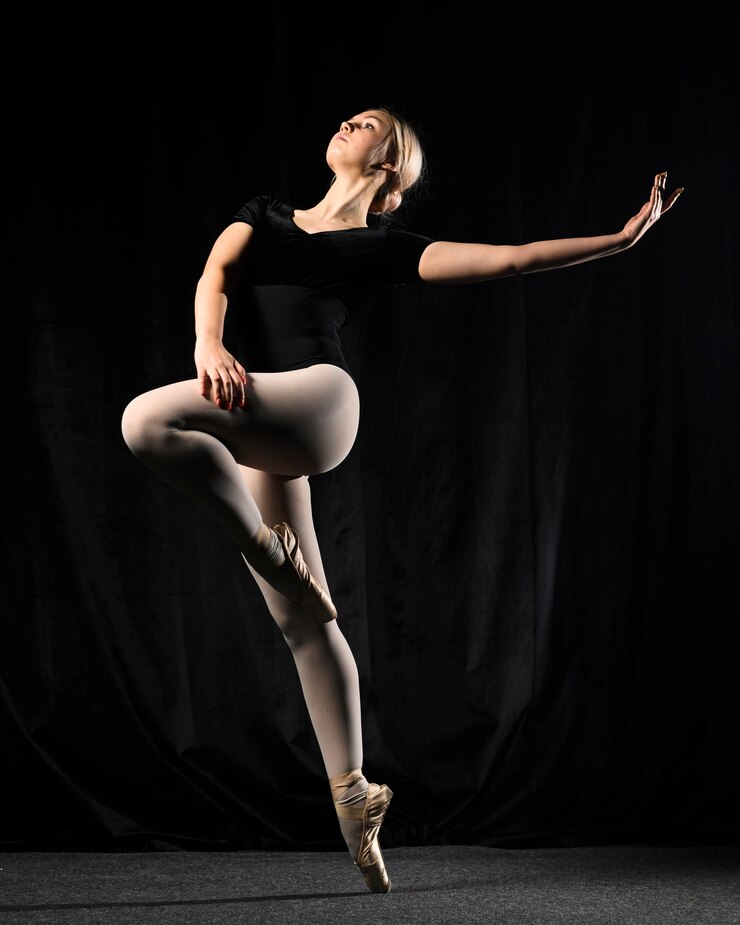 Foto grátis dançarina de balé posando em collants e collant