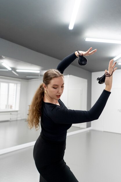 Dançarina de flamenco em estúdio