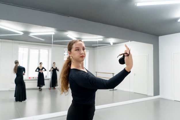 Dançarina de flamenco em estúdio