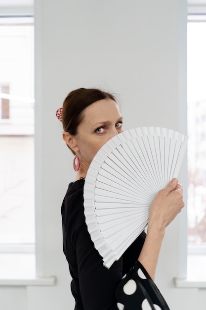 Foto grátis dançarina de flamenco em estúdio