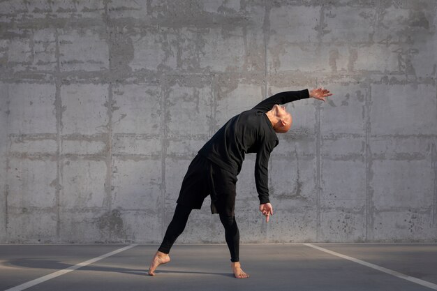 Dançarina fazendo arte performática elegante