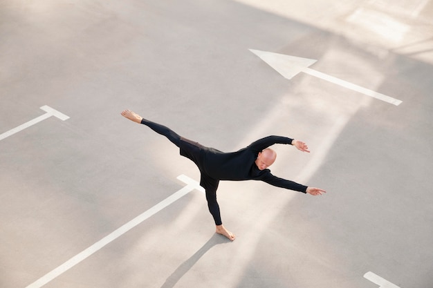 Foto grátis dançarina fazendo arte performática elegante