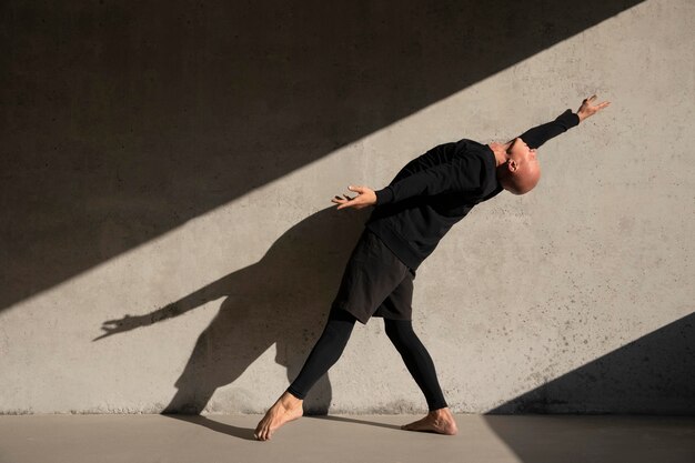 Dançarina fazendo arte performática elegante