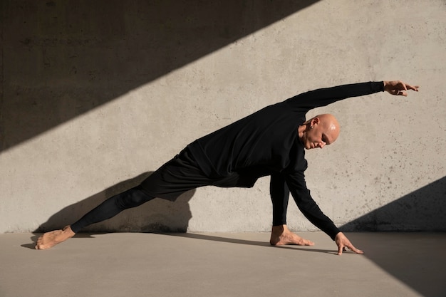 Foto grátis dançarina fazendo arte performática elegante