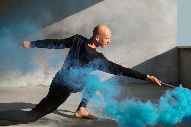 Foto grátis dançarina fazendo arte performática elegante