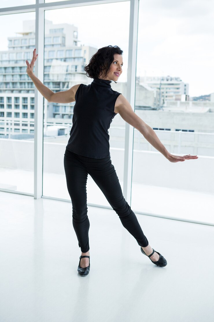 Foto grátis dançarina praticando dança contemporânea