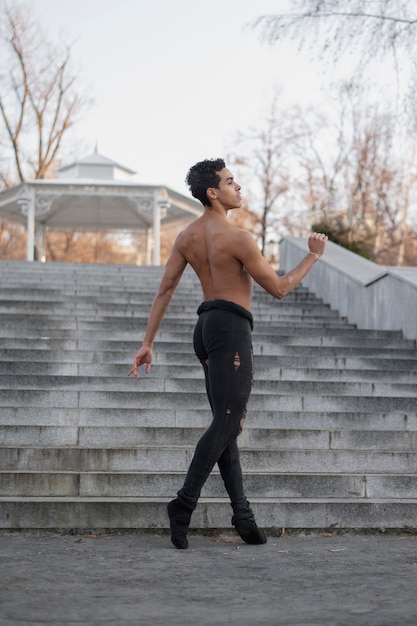 Dançarino de balé masculino profissional de retrato