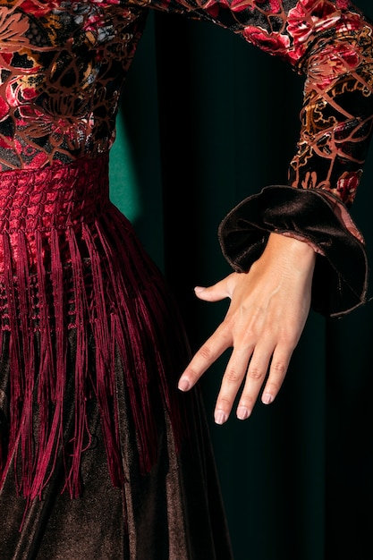 Foto grátis dançarino de close-up, segurando a mão