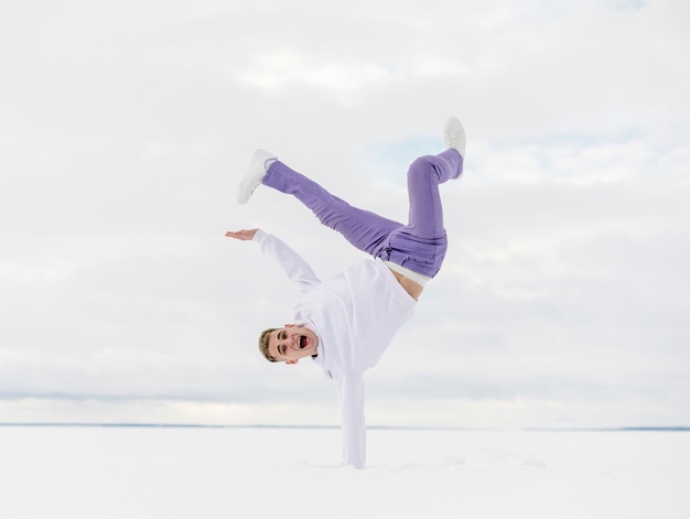 Dançarino de hip-hop bonito lá fora na neve