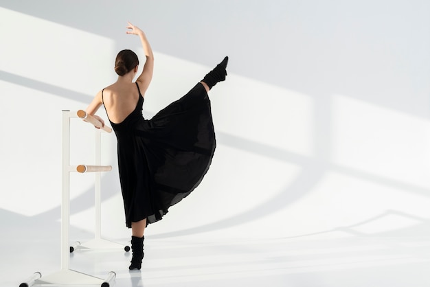 Foto grátis dançarino de vista traseira, realizando dança elegante