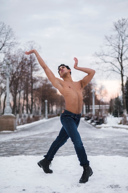 Foto grátis dançarino na posição elegnt