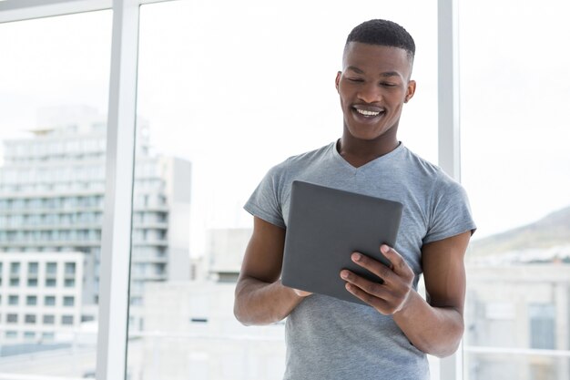 Dançarino sorridente usando tablet digital