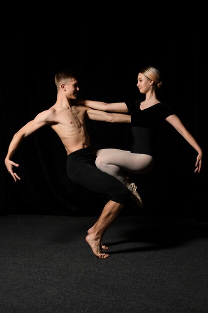 Dançarinos de balé posando em posição de balé
