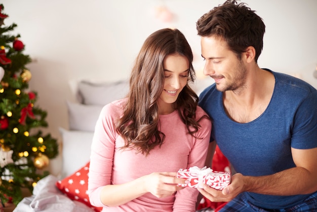 Dando os presentes de natal com amor