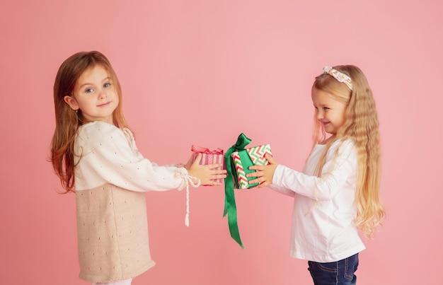 Dar e ganhar presentes nas férias de Natal. Grupo de crianças felizes e sorridentes se divertindo