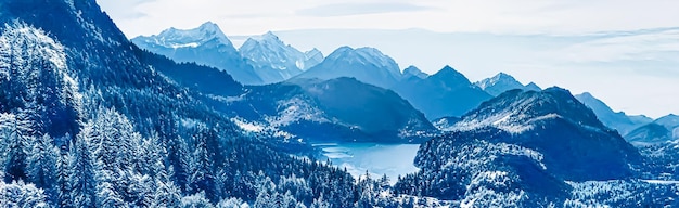 Das maravilhas do inverno e da paisagem mágica de natal, montanhas nevadas e florestas cobertas de neve ...