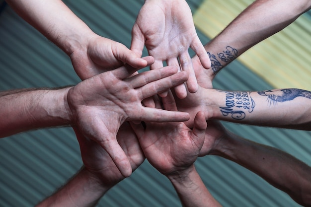 De baixo da equipe de mãos dadas juntos