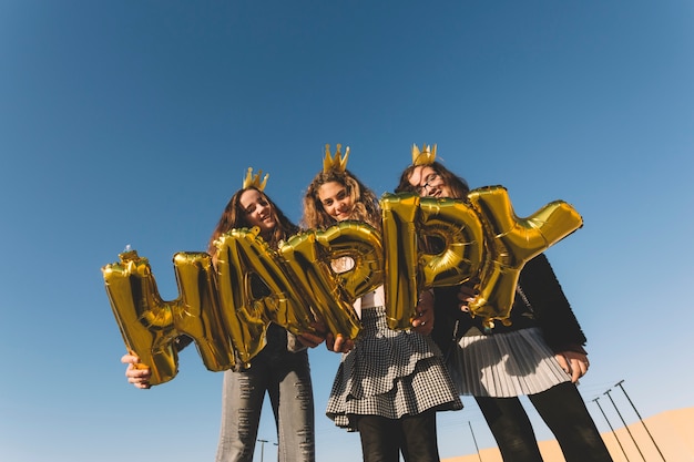 Foto grátis de baixo meninas com escrita feliz