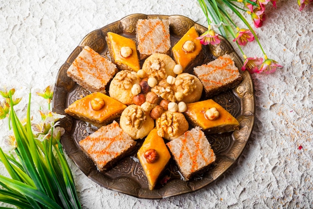 De cima assorted assado com baklava e baklava sheki e flores em peixe defumado