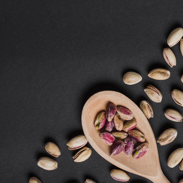 Foto grátis de cima colher com pistaches descascados