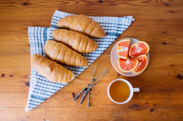 Foto grátis de cima croissants e cítricos