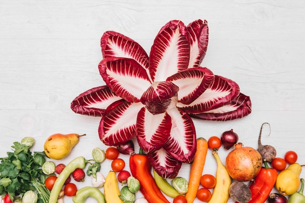 Foto grátis de cima de repolho perto de legumes