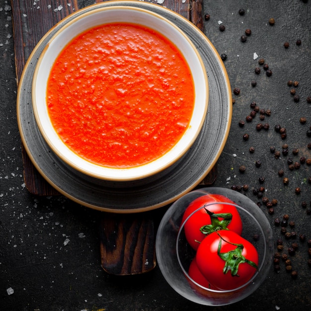 De cima de sopa de tomate com tomate no prato