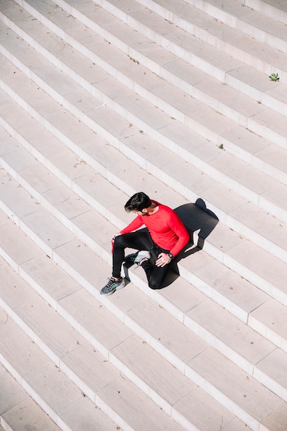 Foto grátis de cima, homem relaxando nos degraus