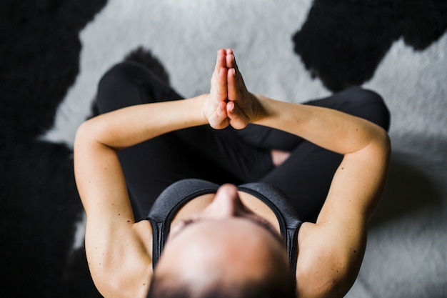 Foto grátis de cima mulher meditando em casa