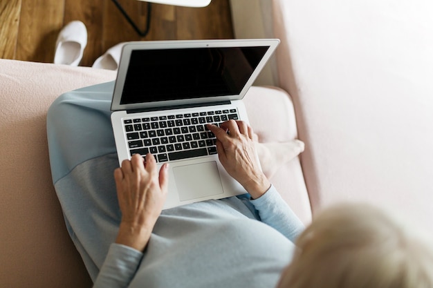 De cima mulher navegando laptop