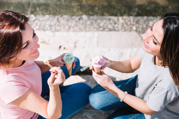 De cima mulheres comendo sorvete