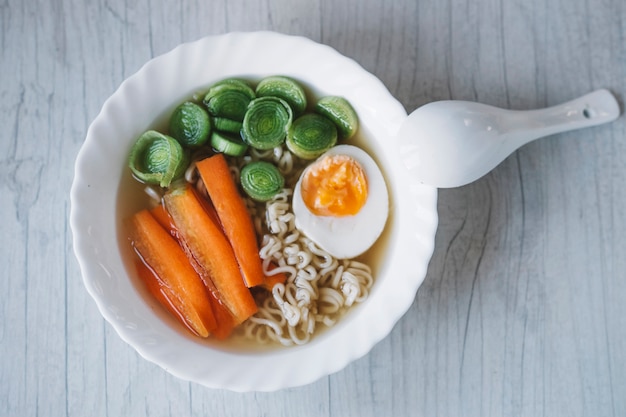 Foto grátis de cima sopa de macarrão