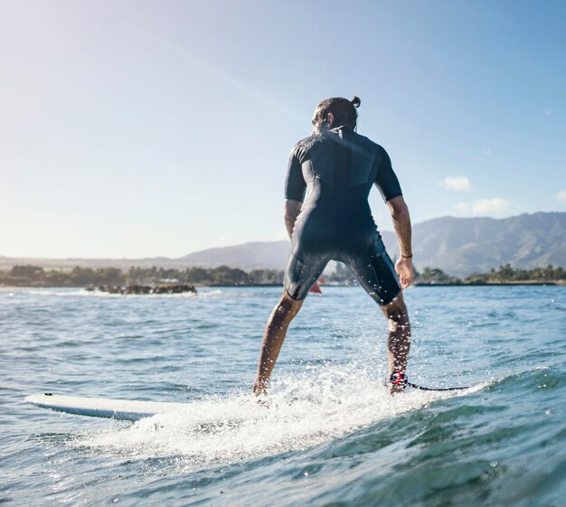 De costas, o surfista atirou ao ar livre