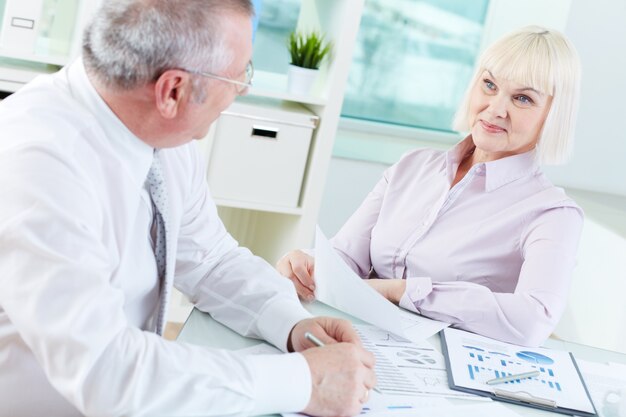 De negócios que escuta seu colega de trabalho