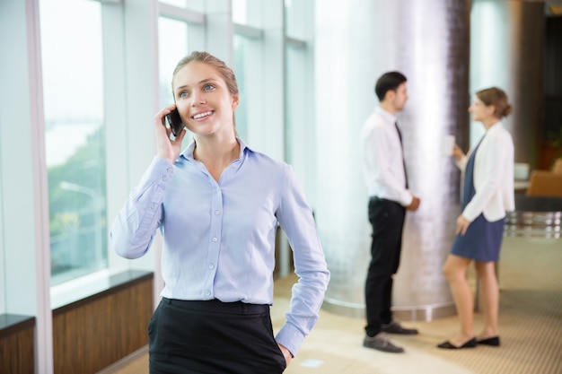 De negócios que fala no telefone no escritório 6