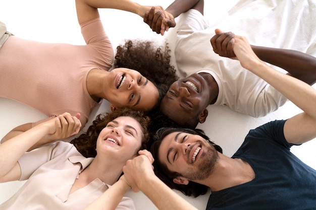 De perto as pessoas a ficarem mais fortes juntas