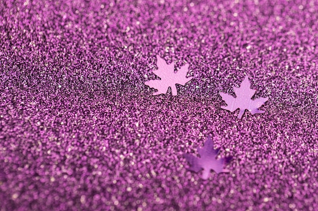 De perto o tecido roxo brilhante
